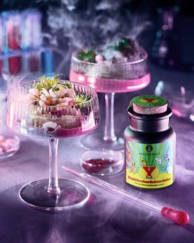 Zwei Cocktails mit Rauch und einem Gewürzglas.