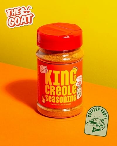 Gewürzbehälter mit King Creole Seasoning auf gelbem Hintergrund