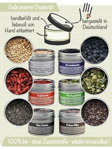 Verschiedene Dosen mit Bio-Superfoods wie Aroniabeeren und Chiasamen.